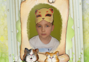 Chłopiec w masce kota . Zdjęcie w ozdobnej ramce.